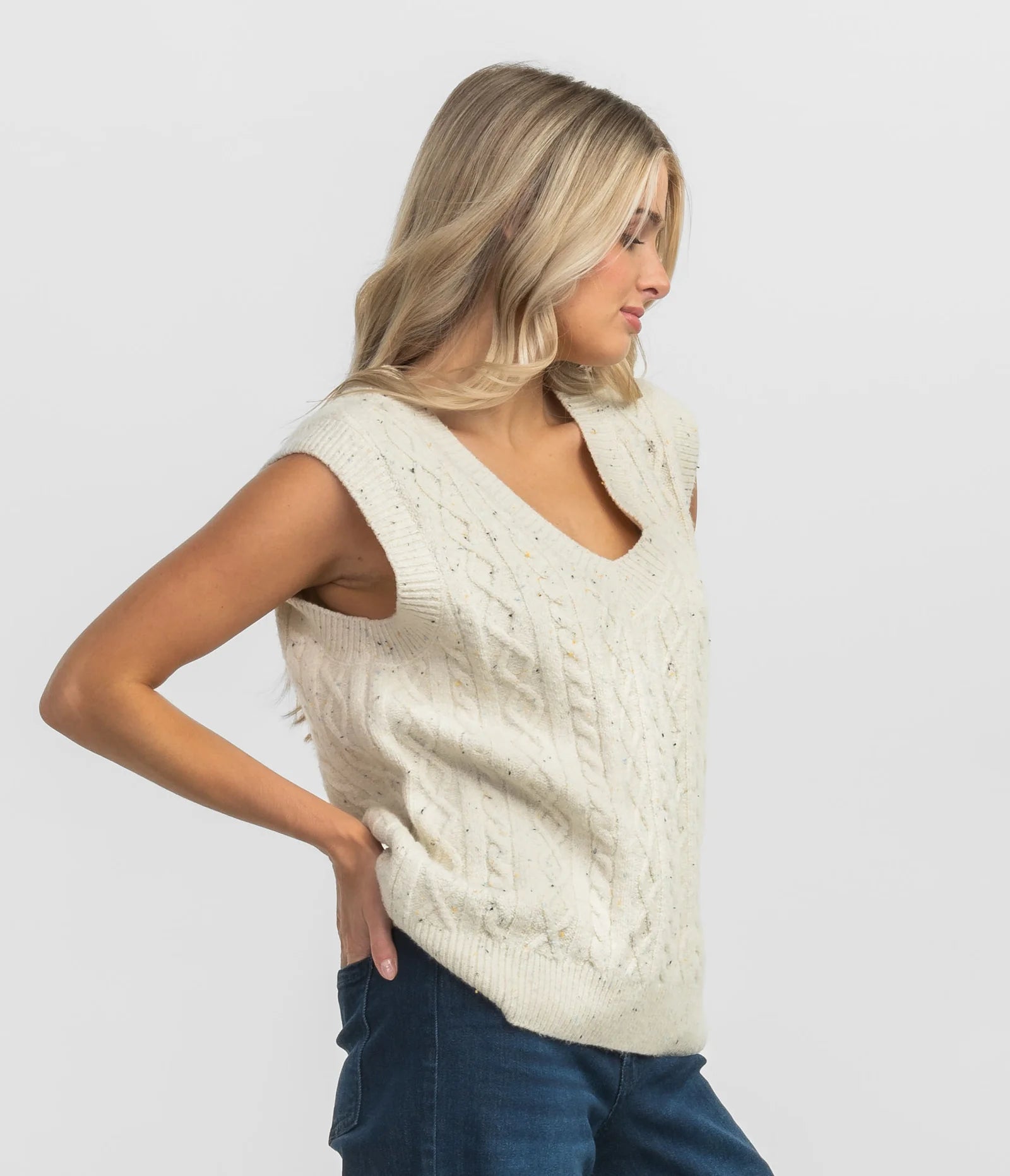 SOUTHERN SHIRT CO. Women's Sweater Southern Shirt Cable Sweater Vest - Off White || David's Clothing